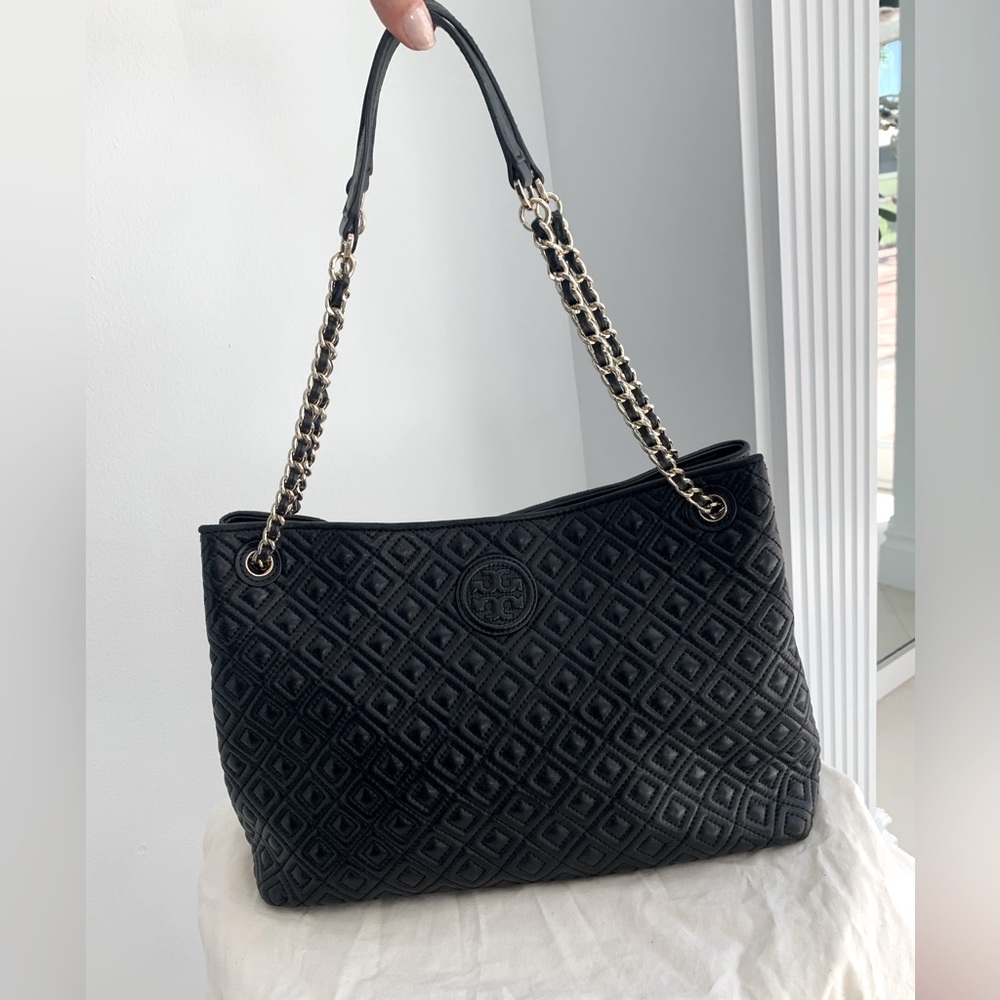 Authentic TORY BURCH Logo embossed Leather Quilt Stitch shoulder bag Tote.